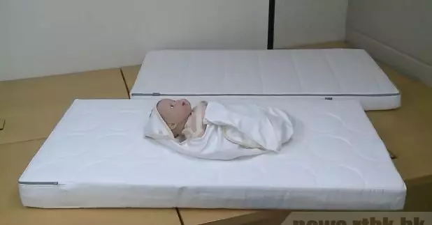 消委會對8款嬰兒床褥進行安全測試，發現一半樣本未能符合歐洲安全標準要求。（郭志強攝）