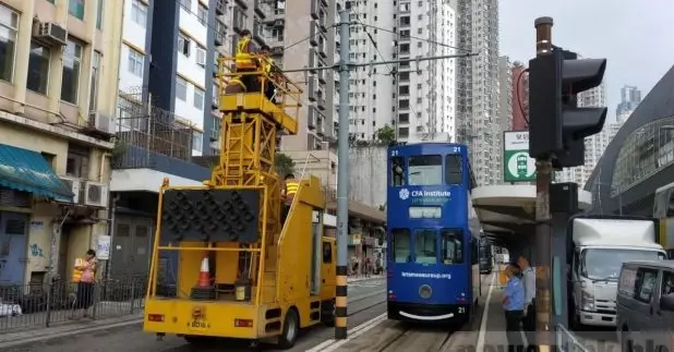 由於電纜損毀，堅尼地城站至石塘咀站之間來回方向的電車服務暫停。（郭志強攝）