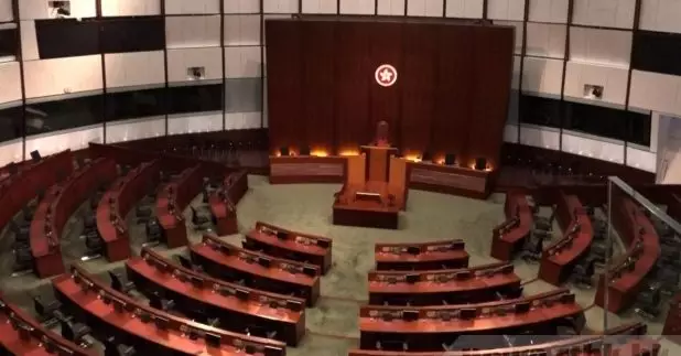 對於行政長官林鄭月娥宣布暫緩修訂逃犯條例，多名建制派議員表示支持和理解。