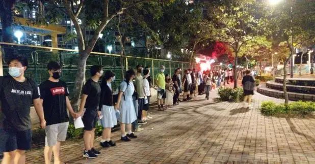 有市民晚上於天水圍站外發起「天水圍人鏈」行動。（袁永霖攝）