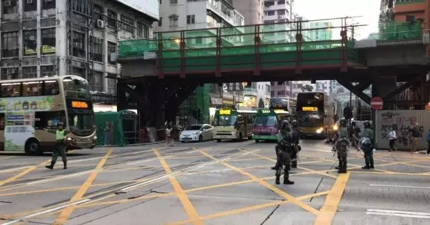 彌敦道一帶交通燈損壞， 防暴警員在十字路口指揮交通。（李大煒攝）