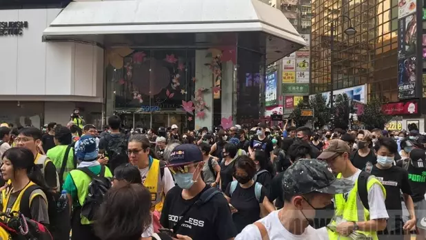 大批市民戴上口罩參加,在崇光百貨對開起步。(區倩怡攝)