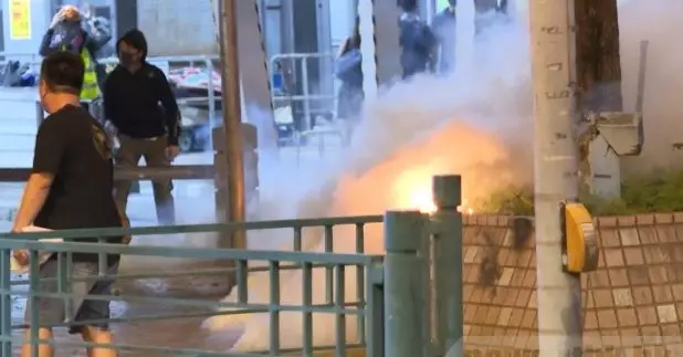 防暴警察再施放催淚彈驅散。（梁禎祥攝）