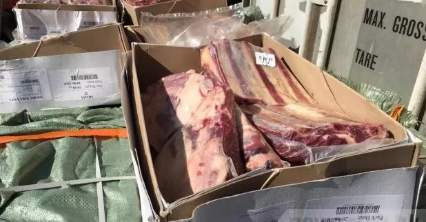 海關拘捕6名男子，涉嫌利用漁船走私約540公噸懷疑走私凍肉。（賴頌軒攝）