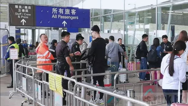 目前所有旅客須於一號客運大樓下車及辦理登記手續。(譚淑琪攝)