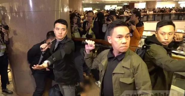 海港城內有便衣警員用伸縮警棍制服多人。（鄭鈞祺攝）