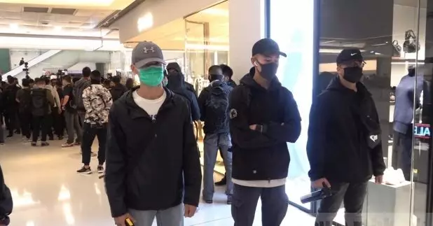 有便衣警員近日在商場戒備。（港台圖片）