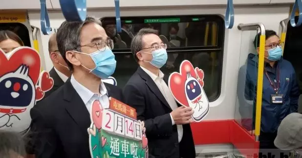 港鐵管理層與乘客一同搭頭班車。(陳曉慶攝)