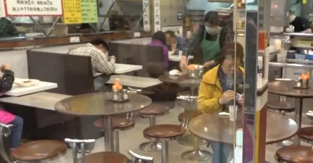 有餐廳食客較疏落，卡位之間未見有用隔板分開。（郭志強攝）