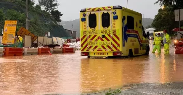 西貢蠔涌一帶凌晨開始水浸，一輛救護車凌晨駛至該路段時拋錨。（陳亮均攝）