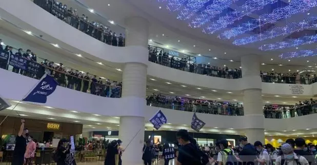 大批市民響應網上號召，晚上在金鐘太古廣場內聚集，追悼去年今日墜樓身亡的梁凌杰。（黃詠琳攝）