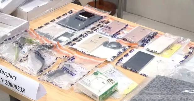 警方拘捕8名男女，懷疑他們涉及九龍多區的爆竊、盜竊及搶劫等案。（陳子麒攝）