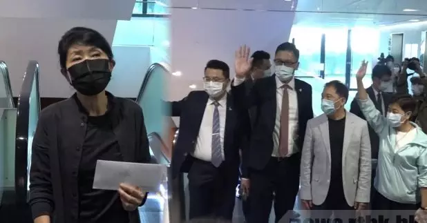 民主派議員決定總辭，部分議員下午親身向立法會秘書處遞交辭職信。（李駿彥攝）