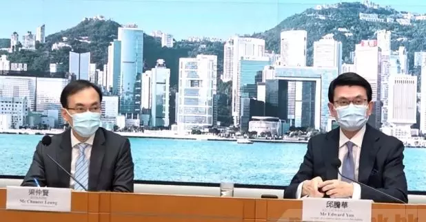 邱騰華(右)說,香港是少數未有相關制度的地方,漏洞有需要填補。(簡曉慧攝)