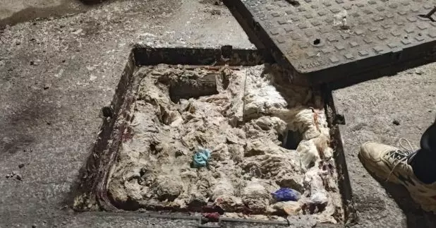維修人員到青衣隔離設施通渠，發現有大量雜物堵塞渠道。（中建提供）