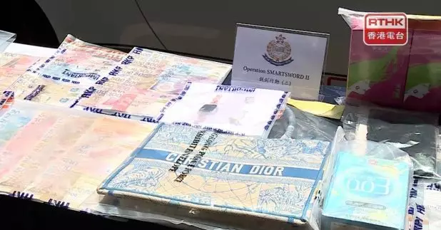 警方拘捕5人,涉嫌招攬女子賣淫並從中獲利,被捕者包括沙田民政事務處助理專員林方達。(張連登攝)