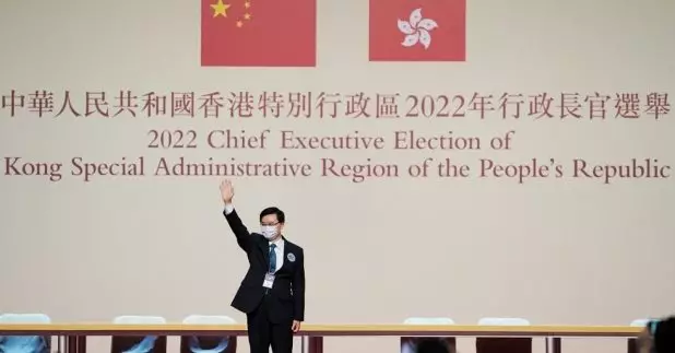 在灣仔會展中心，李家超當選後揮手致意。（新華社）