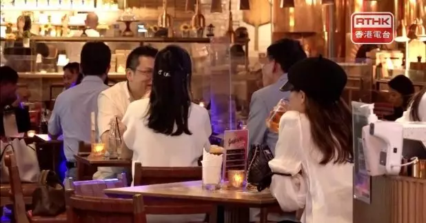 今日起至本月29日，進入酒吧等場所的顧客，需持有24小時內快速抗原測試陰性結果證明。（劉澤浩攝）