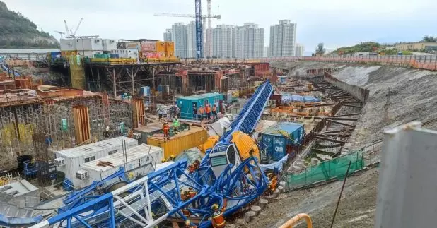 事發在早上近11時，塌下的天秤擊中多個貨櫃，一人當場死亡，另一人送院後不治。（網上圖片）