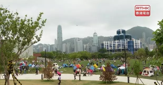 政府宣布調整部分社交距離措施，下星期四開始，餐廳和酒吧處所等，可以恢復現場表演和跳舞，亦可於主題樂園的戶外範圍飲食。