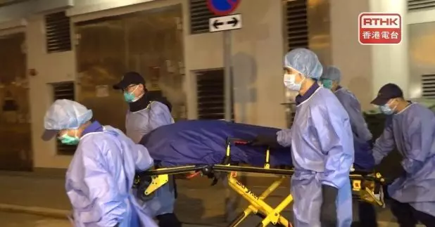 工人將死者遺體帶離現場。（黃億文攝）