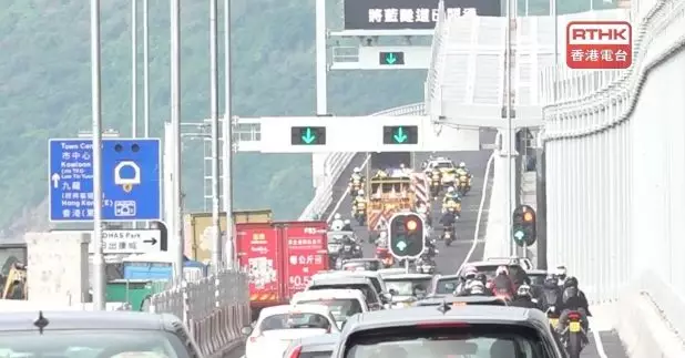 將軍澳跨灣連接路及跨灣大橋正式開通。（陳嘉成攝）