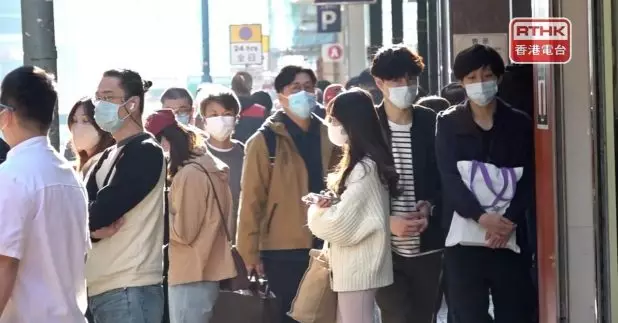 政府宣布放寬一系列防疫措施，星期四起生效，當中包括取消疫苗通行證、所有社交距離措施、入境核酸檢測，以及不再界定密切接觸者等，但繼續保留口罩令。