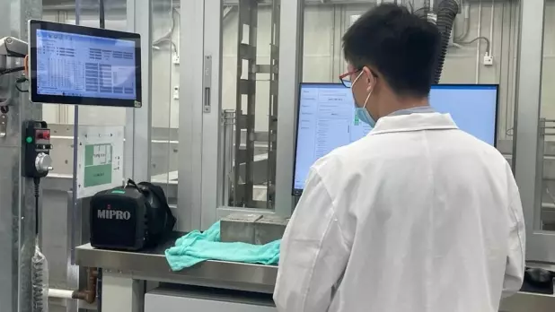 土木工程拓展署自行研發的自動混凝土磚測試系統,利用電腦控制整個測試程序。(李嘉雯攝)