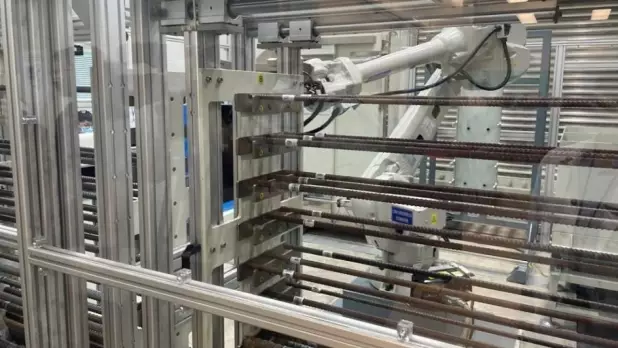 自動鋼筋測試系統利用電腦控制整個程序,以裝有可負重40公斤的六軸機械臂掃描樣本。(李嘉雯攝)