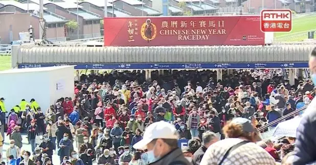今日在沙田馬場的賀歲賽馬是繼2020年後,再次恢復公眾入場。(張連登攝)