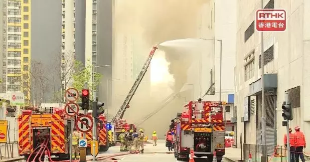 長沙灣發祥街潤發倉庫發生三級火，火勢仍未受控，警方表示，約3400人受影響要疏散。