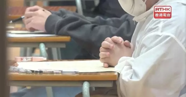 有中文科老師認為，對十多歲的學生來說，須靠平時多看不同書籍，才能理解文章主旨。