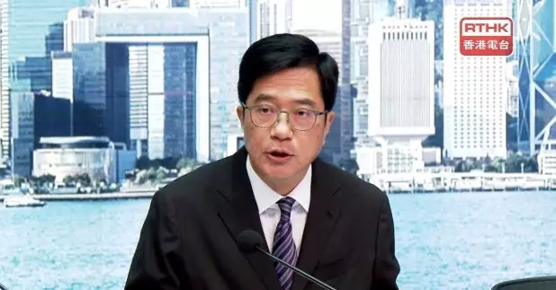 財政司副司長黃偉綸重申，並非藉今次計劃引入廉價勞工。（廖漢榮攝）