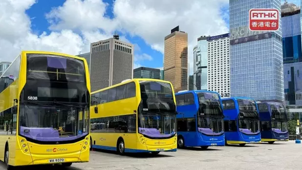 城巴同時展出5款全新塗裝巴士，市民可以在城巴官方網站，投選心目中最喜愛的塗裝車身設計。（葉頴瑤攝）