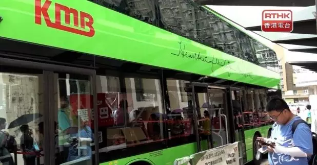 九巴首輛純電動雙層巴士今日投入服務，行走213M路線。（麥爾澄攝）