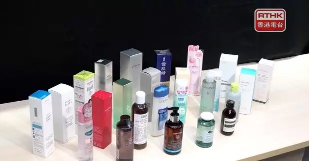消委會測試巿面25款爽膚水，發現有10款驗出酒精，最高一款檢出達34%酒精，過度使用有機會令皮膚變乾及過敏。(港台圖片)