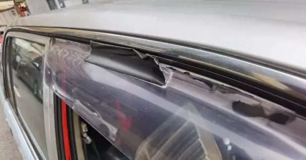 警方打擊公共服務車輛交通違例事項，發現4輛小巴及18輛的士嚴重殘缺。（警方圖片）