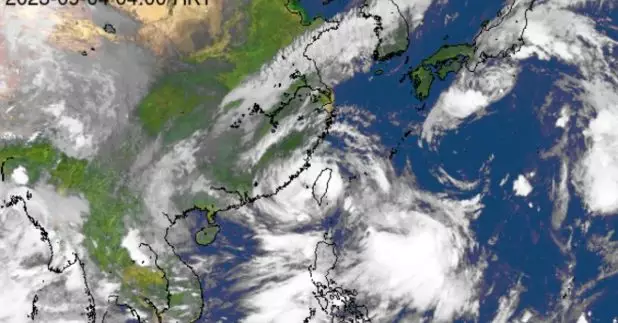 天文台說，海葵會橫過台灣海峽，並與香港維持超過400公里距離。（天文台網站圖片）