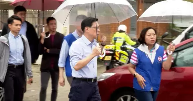 行政長官李家超早上到粉嶺，先後到馬尾下村及改成臨時庇護中心的聯和墟社區會堂，了解受日前暴雨影響的居民，以及公務員參與善後工作情況。（廖漢榮攝）