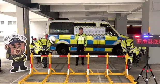 警方引入一款內地「可攜式遙控移動阻車器」用於路障，即日起在三個總區試用。(劉植嘉攝)