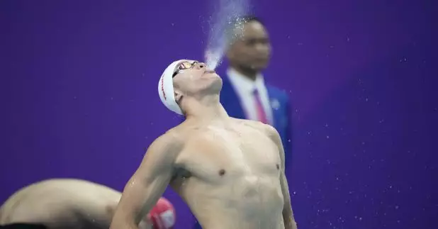 港隊泳手何甄陶，在男子50米自由泳奪得一面銀牌。（美聯社）