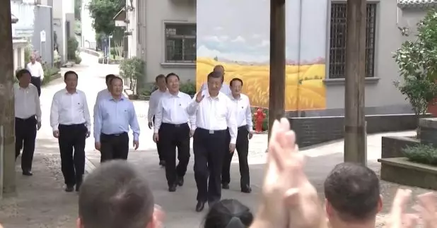 習近平在浙江省金華市義烏市後宅街道李祖村考察時，同群眾交流。（央視片段截圖）