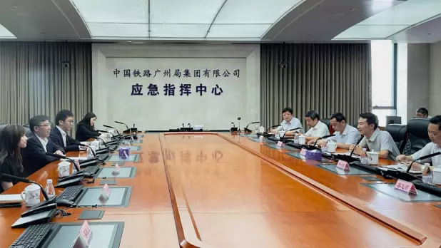 林世雄與中國鐵路廣州局集團副總經理鮑立群於9月20日在廣州會面,就如何繼續優化高鐵服務交換意見。(運輸及物流局局長網誌)