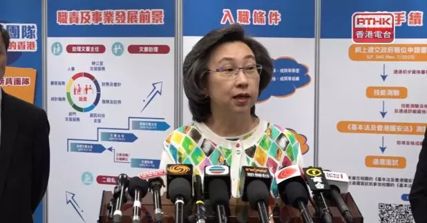 公務員事務局局長楊何蓓茵說，截至今年7月底，政府文書與秘書職系的空缺約有2700個，她希望隨著新設的公務員事務局一般職系處開設一站式的招聘中心，可加快處理助理文書主任、文書助理及二級私人秘書的招聘程序，招聘時間縮短至4個月，較以往加快半年。（劉植嘉攝）