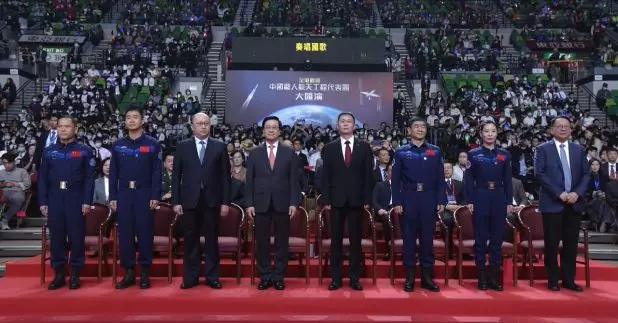 訪港四日的中國載人航天工程代表團，包括團長林西強及四名神舟乘組航天員，下午到紅館出席大匯演。