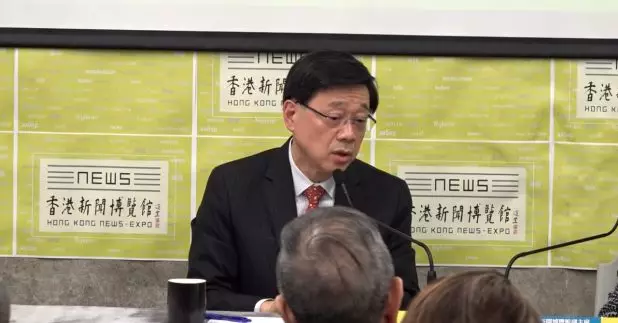 行政長官李家超出席香港新聞博覽館座談會時表示，香港及港人有很多自我優勢，這是不變的DNA，因此即使面對困難和挑戰，也不要妄自菲薄，不要自我「柴台」，不要自我唱衰。（施華駿攝）