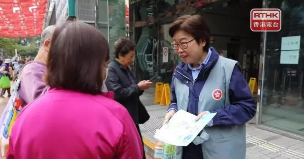 傅小慧（右）提醒選民帶同香港身份證前往所屬投票站投票。（政制及內地事務局社交網頁）