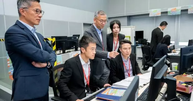 廉署派出超過900人駐守全港投票站及廉署分區辦事處，即時處理市民嘅查詢及投訴。（廉政公署社交網頁）