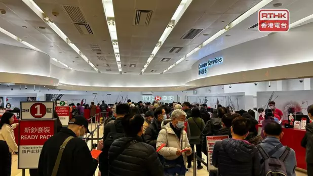旺角滙豐銀行早上7時半前已有不少市民排隊等候兌換,大部分都是長者。(林漢山攝)