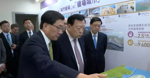 林天福（左）向夏寶龍展示機場模型並作介紹。（政府新聞處）